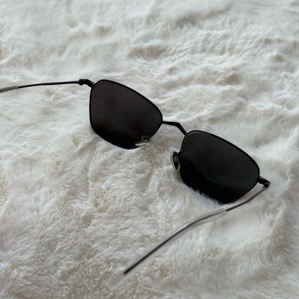 Chic Black Sunglasses - image 2